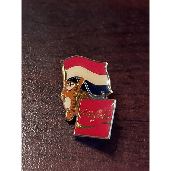 Vintage 1988 Seoul Olympics Coca Cola Hodori Tiger Netherlands‎ Flag Lapel Pin - Picture 1 of 3